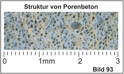 Mikroskopische Struktur von Porenbeton: Kapillarporen und Kugelporen nebeneinander