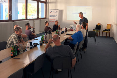 Schulungstag im TecCenter Bad Salzdetfurth: Handwerker am Konferenztisch, Vortrag zur Mauerwerksabdichtung